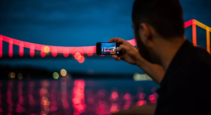 Gözlerin Arkasındaki Güzellik: Gece Telefonla Fotoğraf Çekimi